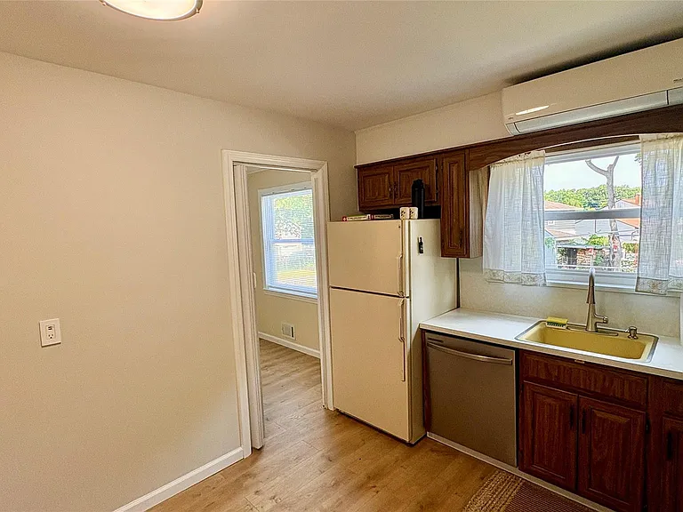 46 W Orangeburg Rd — Photo 12