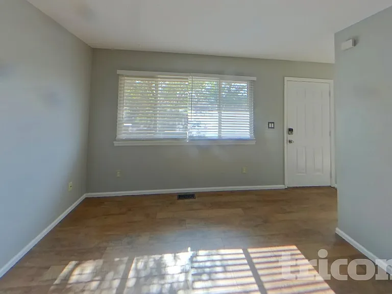 910 Foothills Ct — Photo 2