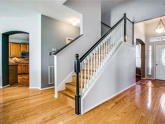 5th image of 8840 Oakville St