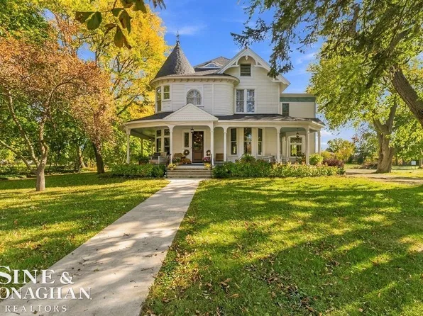 8526 Lake St, Port Austin, MI 48467