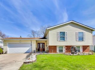 2215 S Bradford Dr, Wheaton, IL
