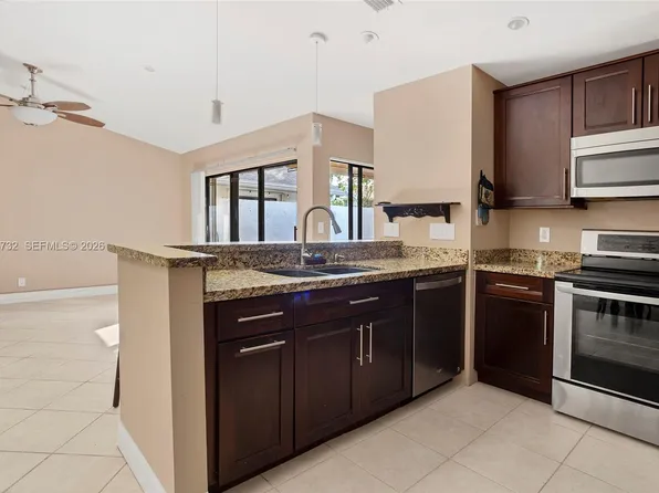 3074 S Oakland Forest Dr APT 702, Oakland Park, FL 33309