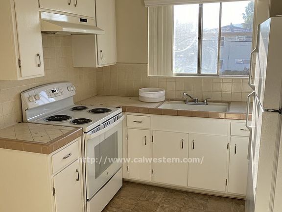 3rd image of 285 Perrymont Ave APT 3