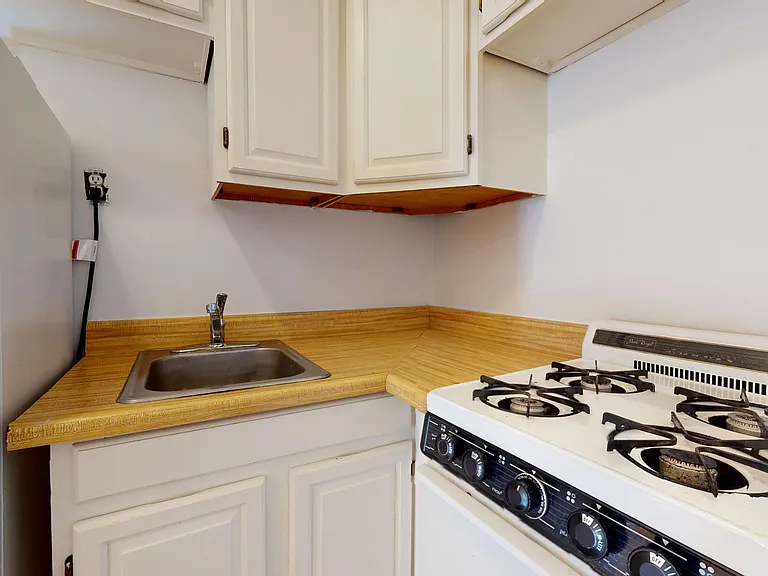 214 E 10th St #22 — Photo 6