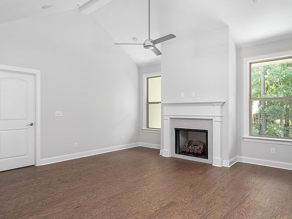 5th image of 1561 Mercedes Ln