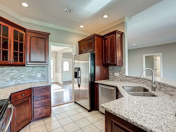 2nd image of 6641 Waterford Pl