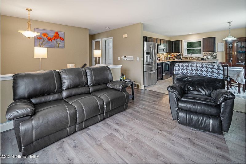 4th image of 8 Keystone Court