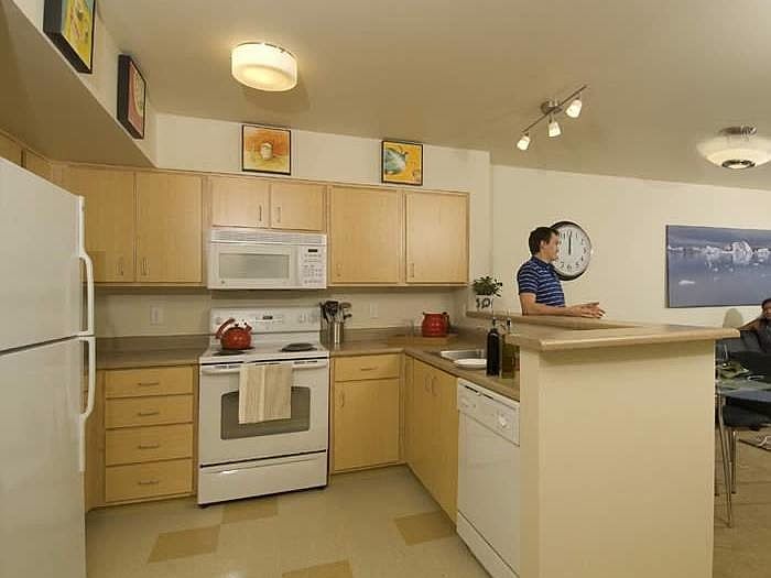 2nd image of 1717 Market St APT 521