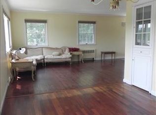 61 Vista Hill Rd, Great Neck, NY 11021