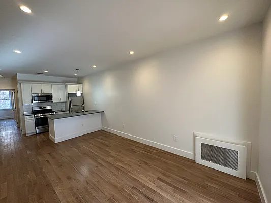Rented by Max Apt LLC | media 19