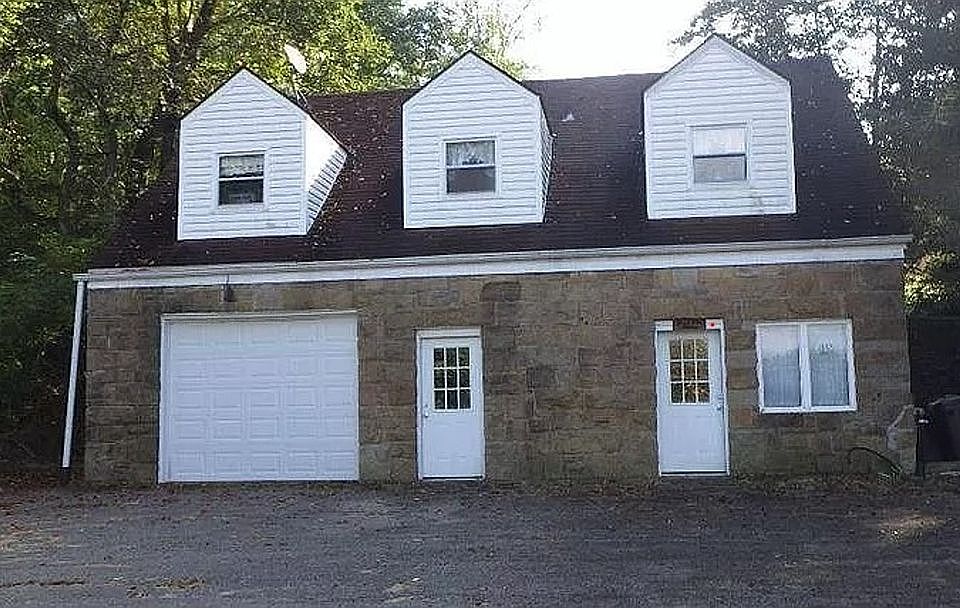 2nd image of 4034 Greenwood Rd