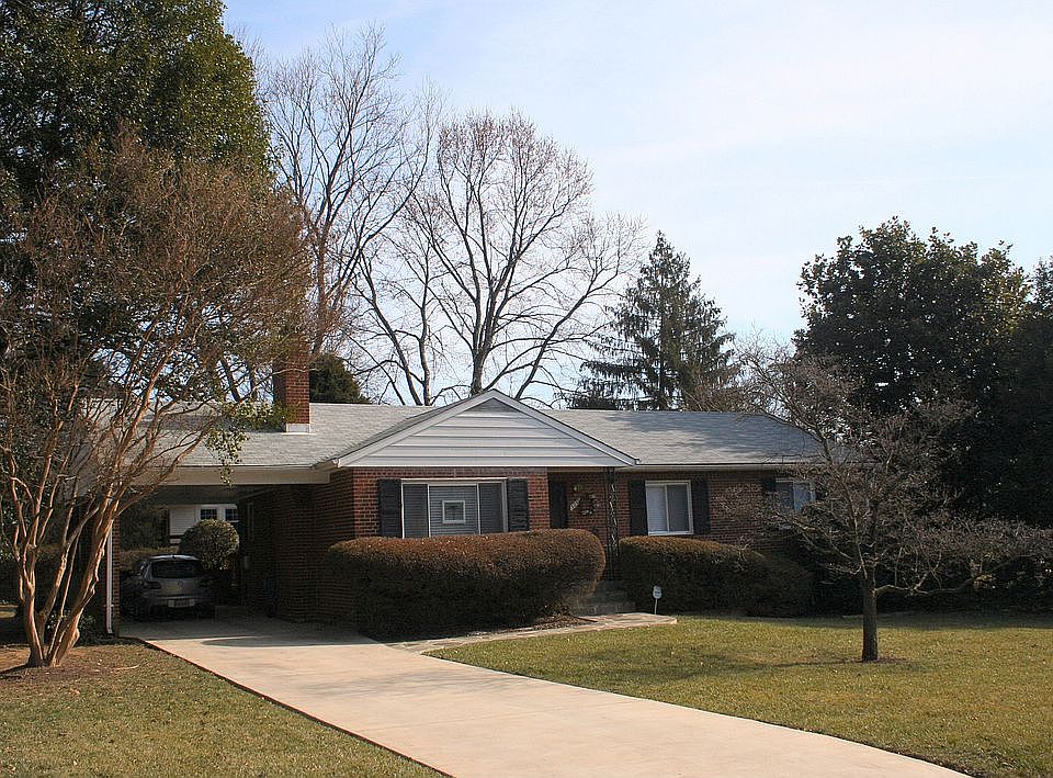 Beautiful 3BR/2.5BA Rambler on Corner Lot