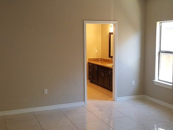 3rd image of 2713 Acacia Dr