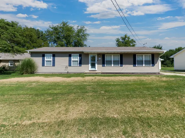 606 E Madison St, Mackinaw, IL 61755