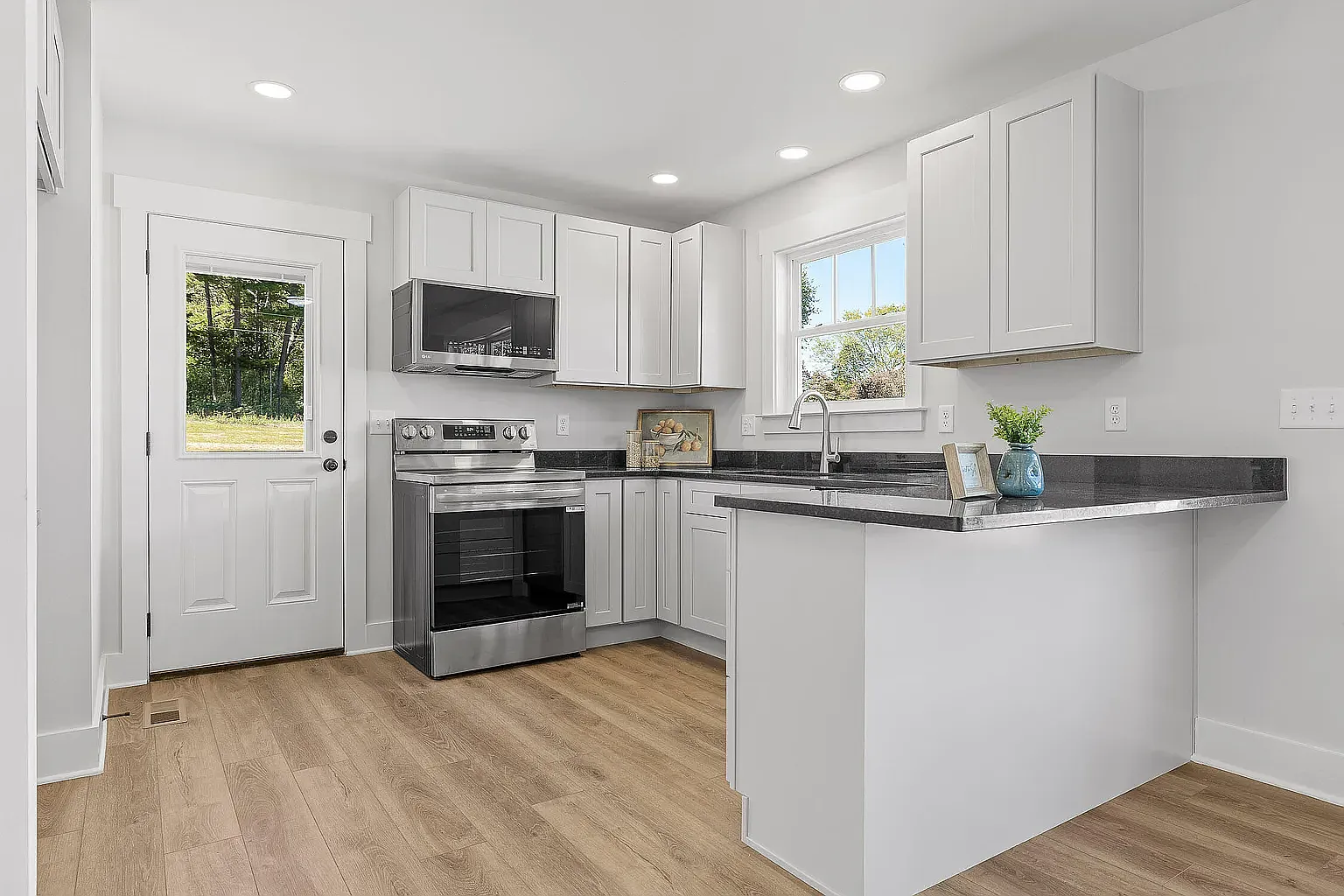 3 bed, 2.5 bath, 1200 sqft, $1,800 — Photo 2