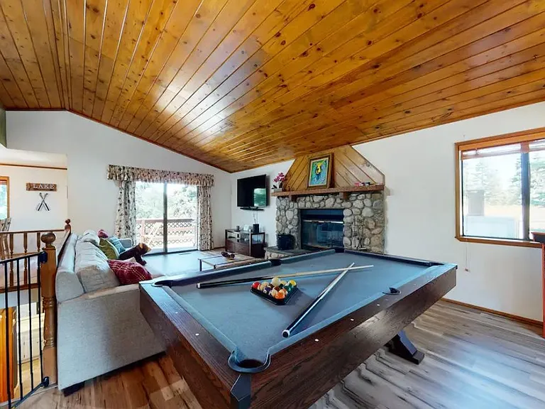 664 Ivy Ln — Photo 3