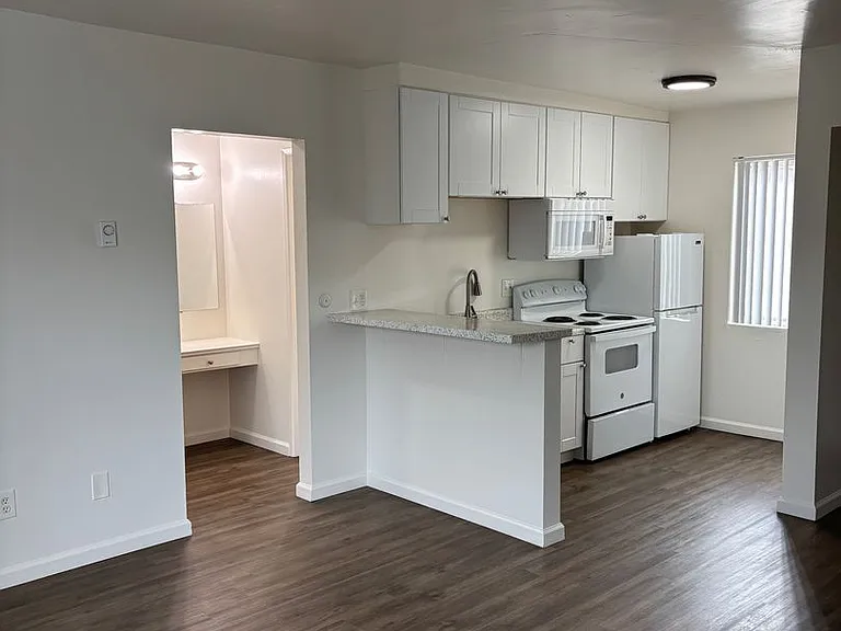 974 Thomas Ave #5 — Photo 2