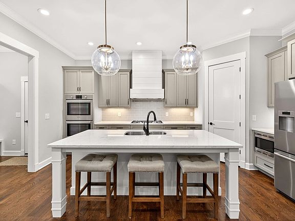 2nd image of 4111B Lone Oak Rd