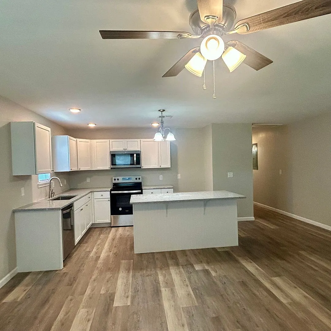 Welcome home to this beautifully designed 3-bedroom, 2 bath half duplex — Photo 4