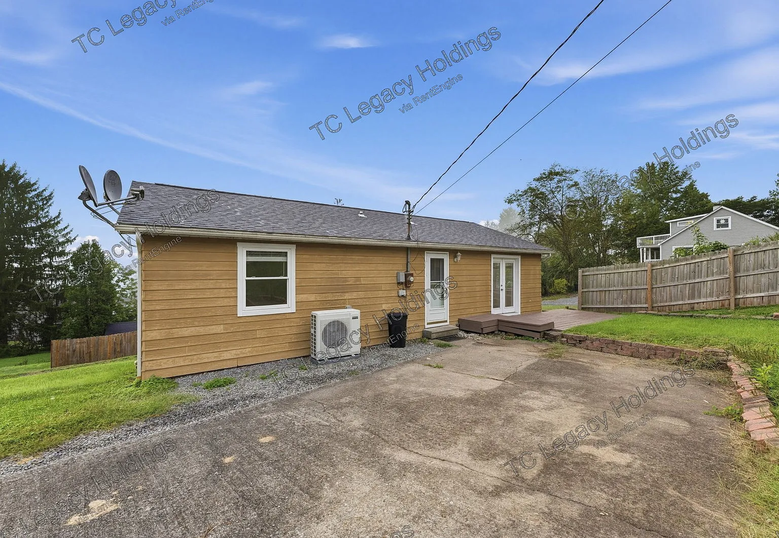 3 bed, 1.0 bath, 1012 sqft, $1,650 — Photo 1