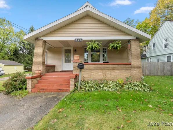 746 Leonard St NE, Grand Rapids, MI 49503