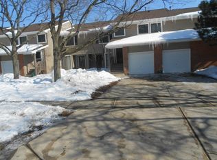 1089 Hidden Lake Dr, Buffalo Grove, IL