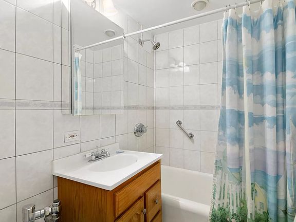 3rd image of 320 E 42nd St APT 305