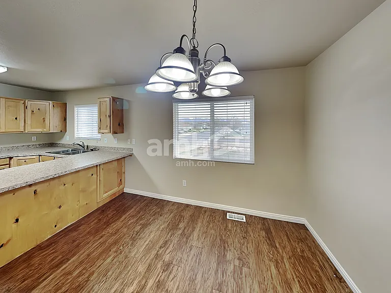 5252 S 4300 W — Photo 4