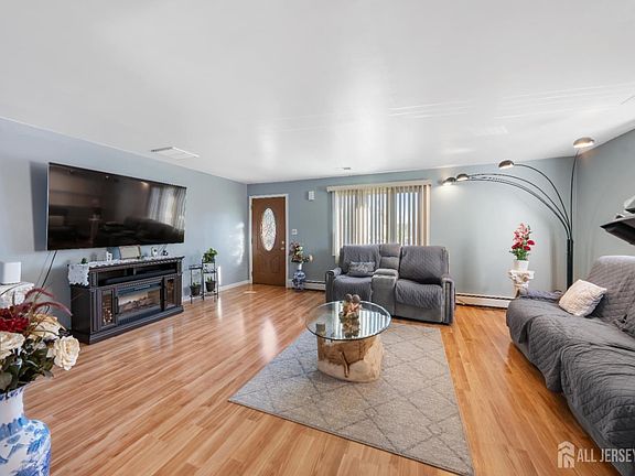 3rd image of 23 Radcliffe St