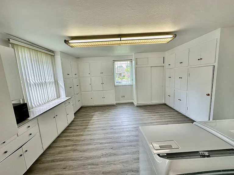 Bonus Room w/ Laundry