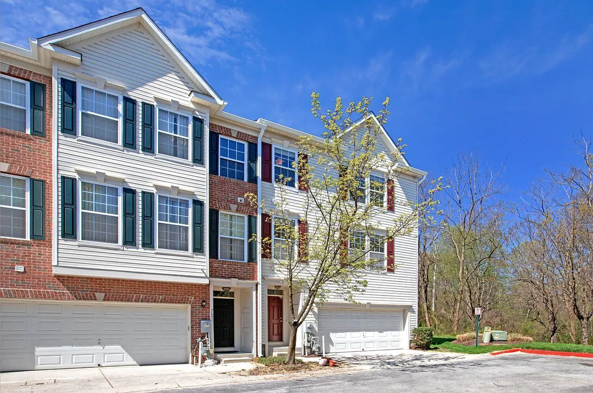 7689 Spreading Oak is a perfect end unit! - 7689 Spreading Oak Ln #134