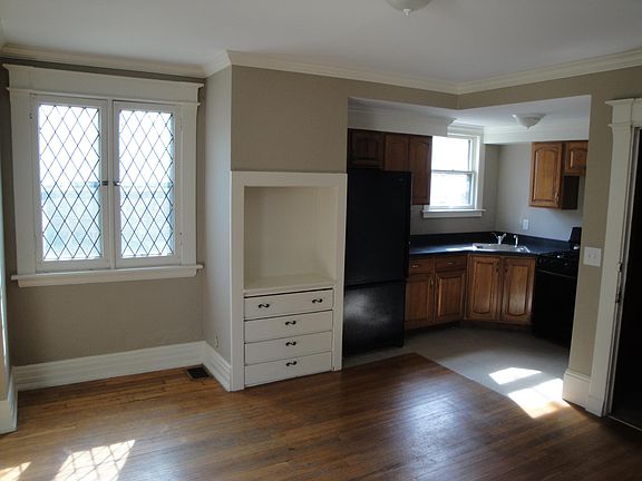 Livingroom facing Kitchen