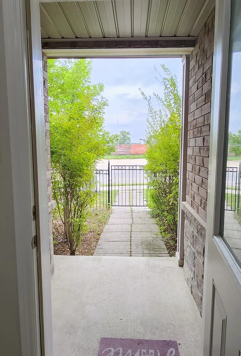 4 bed, $2,900 — Photo 2