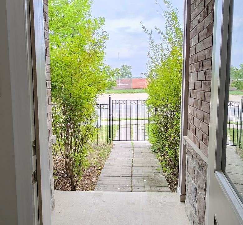 1st image of 86 Magdalene Cres S