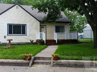17 S Crescent Dr, Mason City, IA 50401