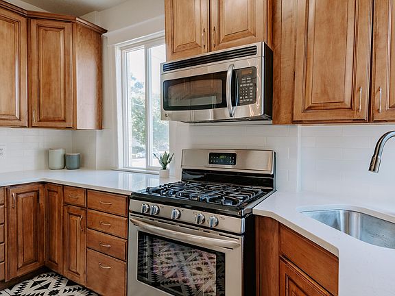 4th image of 1521 E 23rd Ave
