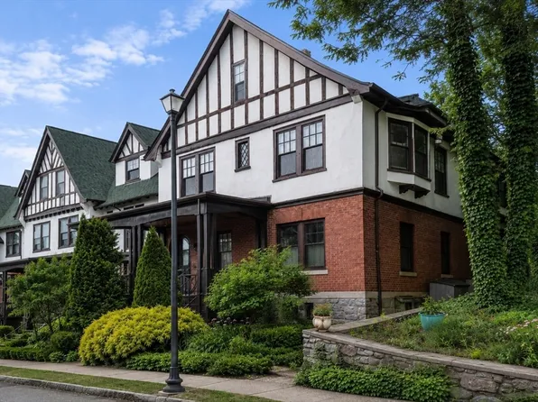 18 Eaton Ct #18, Wellesley Hills, MA 02481