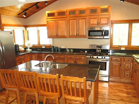 4th image of 4570 Lake Dr