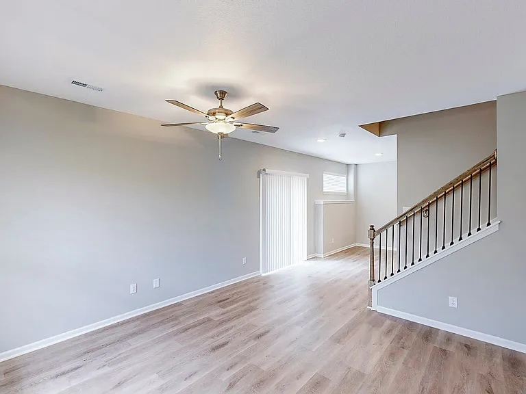 611 Pampas St — Photo 3