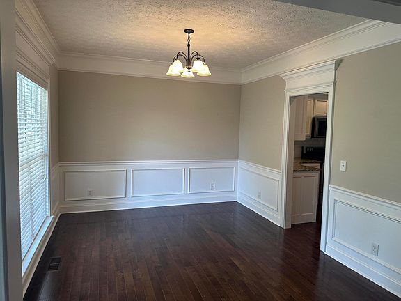 5th image of 90 Lillie Dr