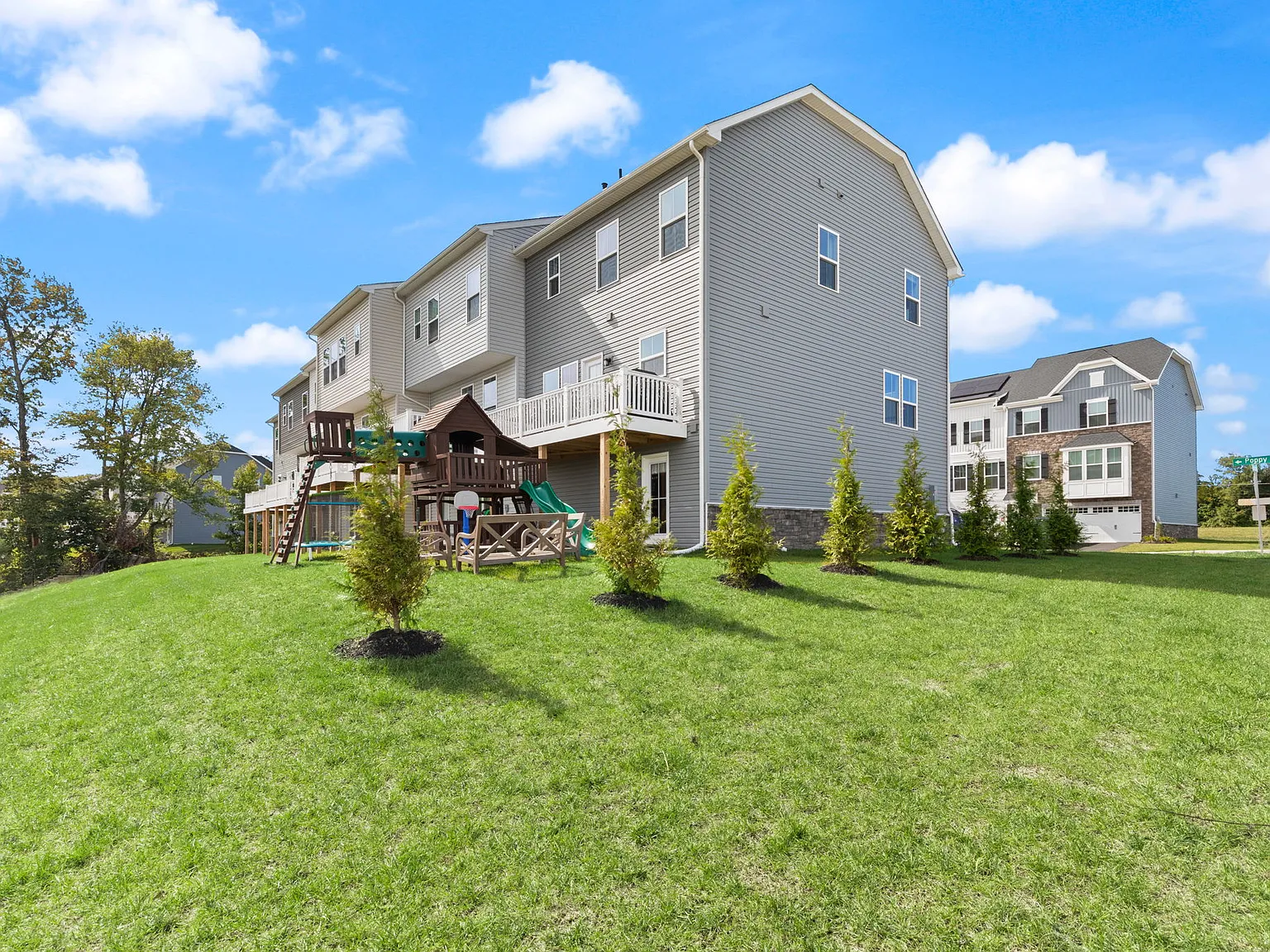 3 bed, 2196 sqft, $3,295 — Photo 3