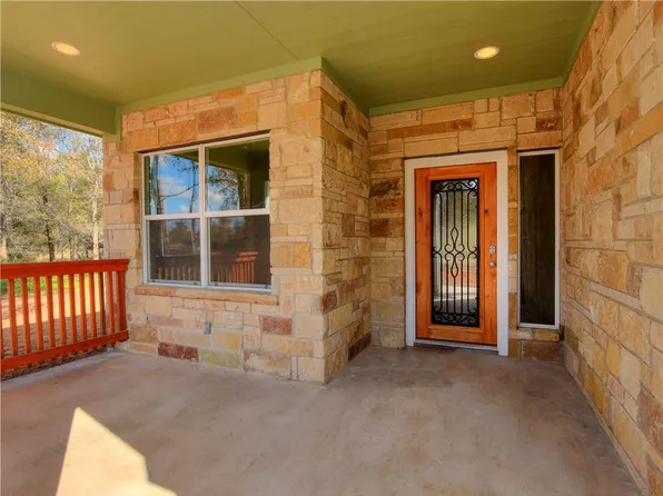 104 Naalehu Ct, Bastrop, TX 78602