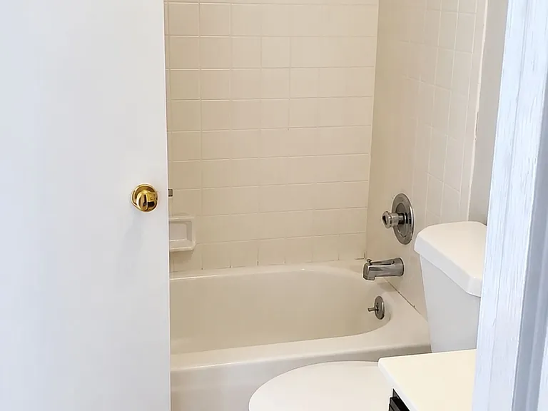 2557 Stockbridge Dr #B — Photo 12