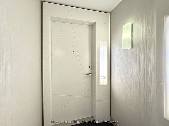 4th image of 12 York St #2201
