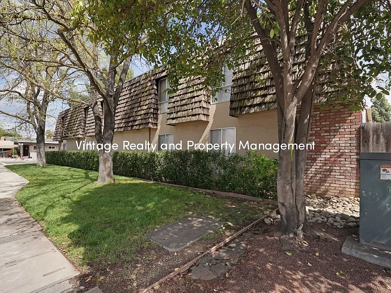 110 E Grove St — Photo 27