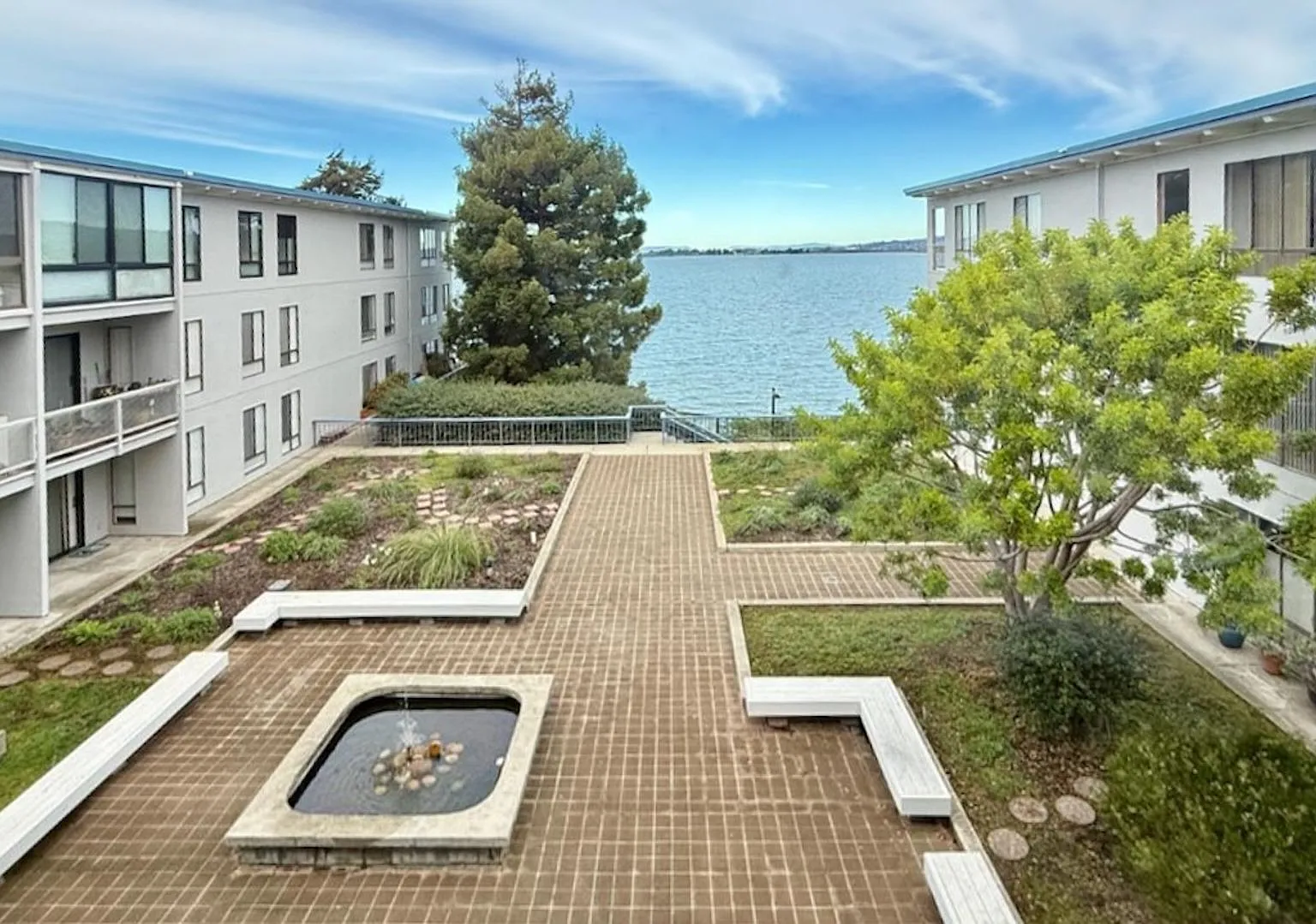 Top Floor, Water View Studio With Enclosed Balcony At Watergate — Photo 1