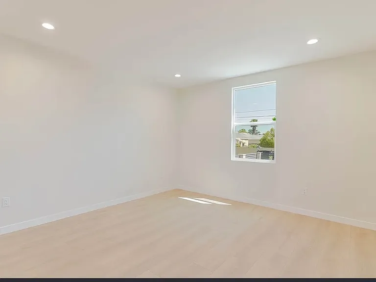 11911 Stagg St — Photo 4