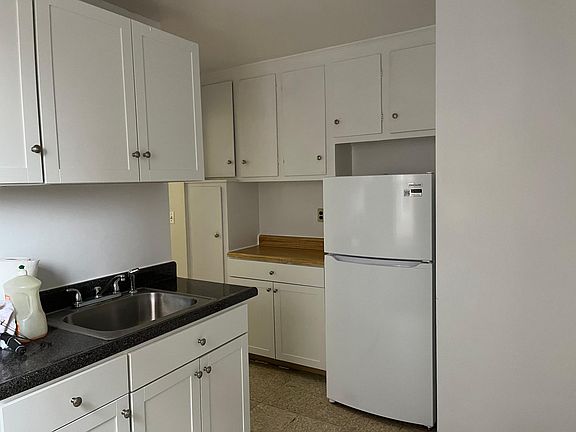 5th image of 560 Warburton Ave