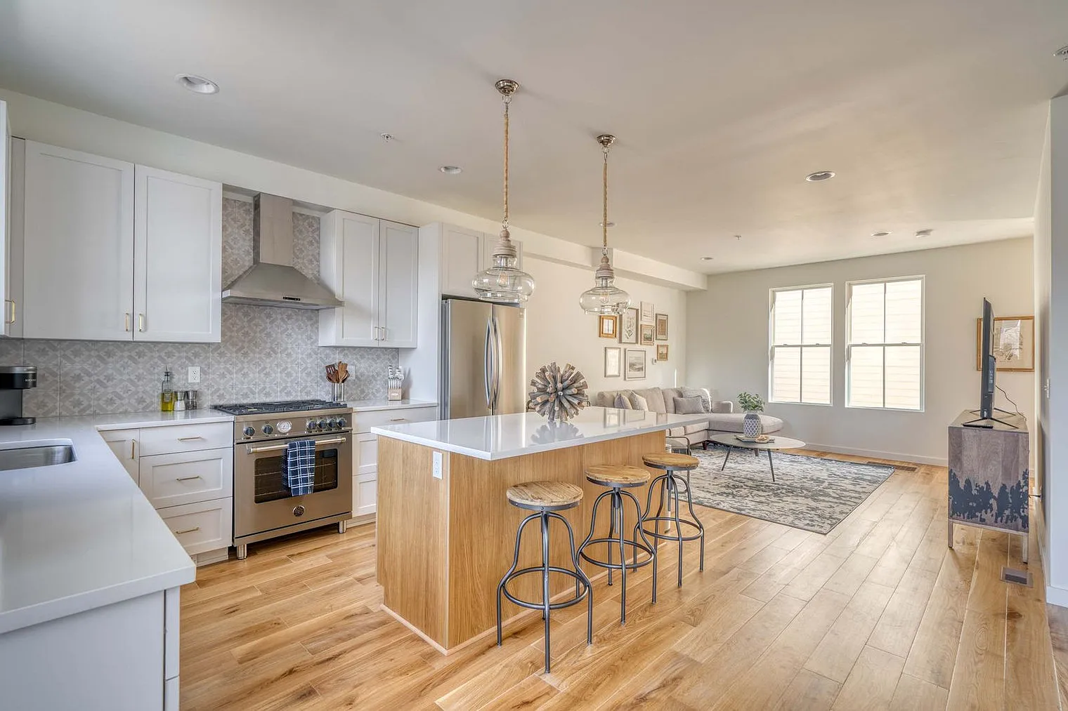 3 bed, 2.0 bath, 2045 sqft, $7,224 — Photo 4