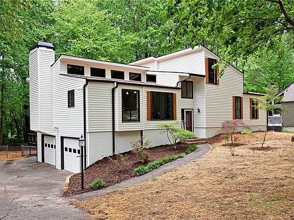 2nd image of 2437 Kingsley Dr NE